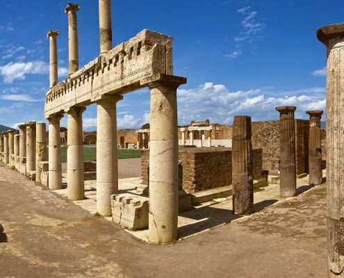 visita guidata pompei ercolano oplontis: Parte del colonnato nel Foro di Pompei