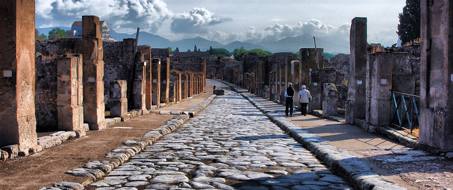 Guided tours of Pompeii: Via dell'Abbondanza, the main street in Pompeii