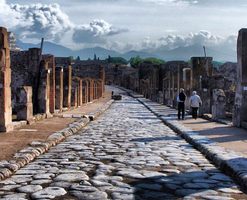 Guided tours of Pompeii: Via dell'Abbondanza, the main street in Pompeii