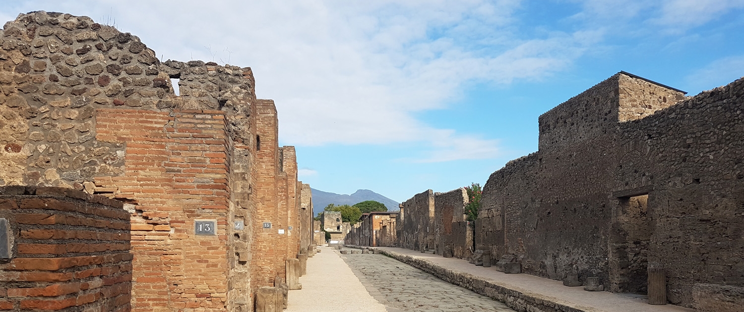 Via di Mercurio, una delle arterie più importanti a Pompei