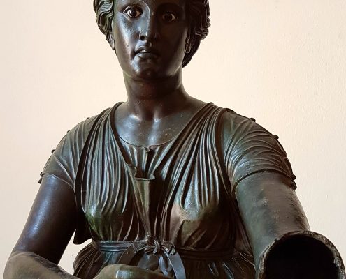 Pompei visita guidata : Statua in bronzo di Diana Saettante dal Santuario di Apollo a Pompei,