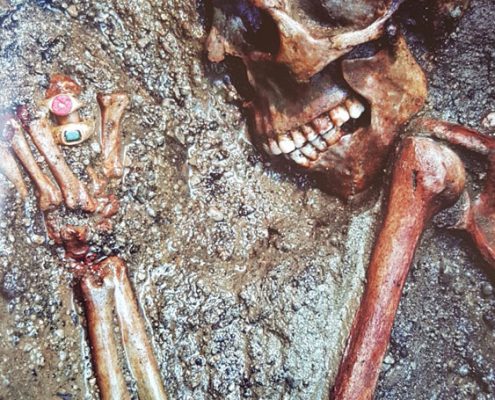 A skeletons with a precious ring discovered by the seashore of Herculaneum