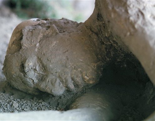 pompei tour: Calco in gesso di una delle vittime a Pompei