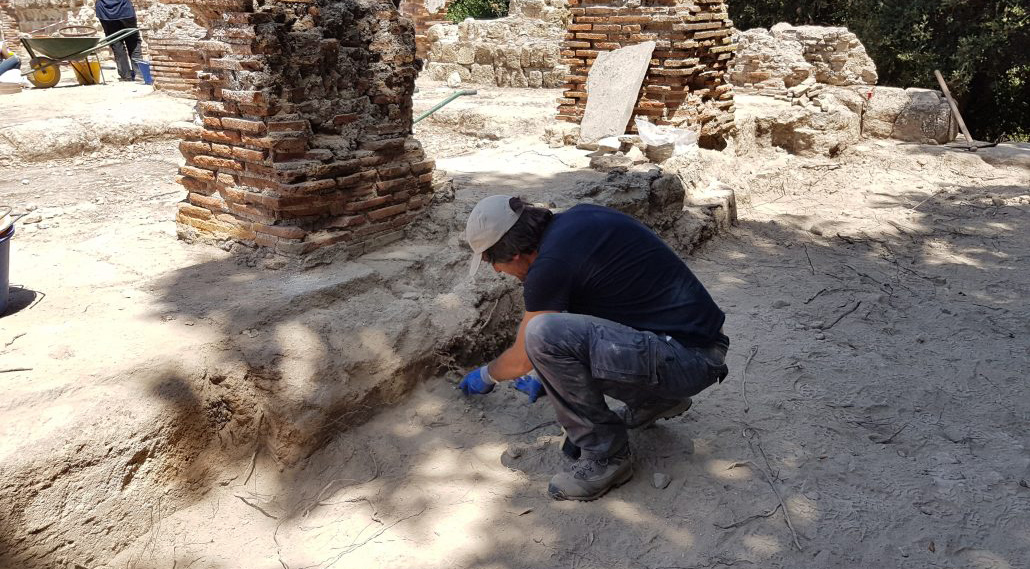 Pompeii guided tours: Dario Davide is digging in the archaeological site of Cuma