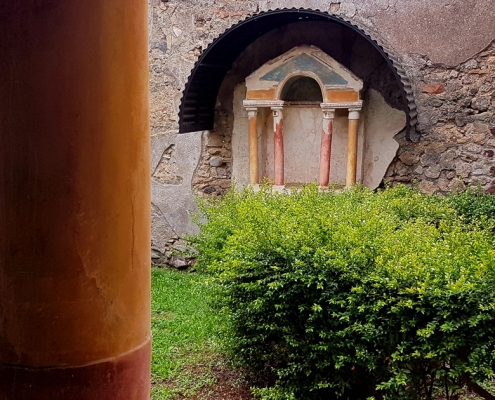 Pompei visita guidata : Larario nella Casa del Principe di Napoli a Pompei
