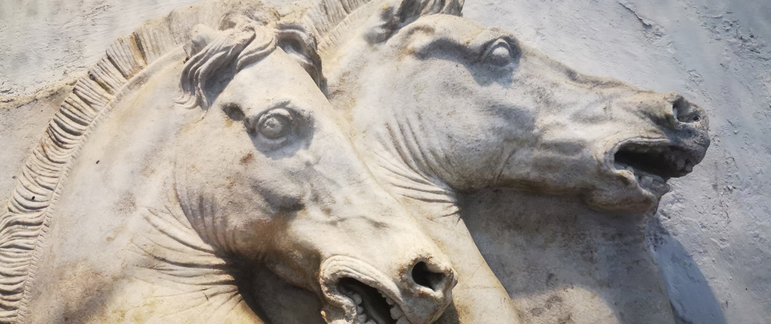Dettaglio di due splendidi cavalli dal rilievo di Ercolano che rappresenta i carri dell'Aurora e del Tramonto