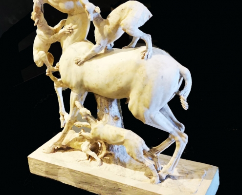 Statua di uno dei due cervi assaliti da levrieri a Ercolano