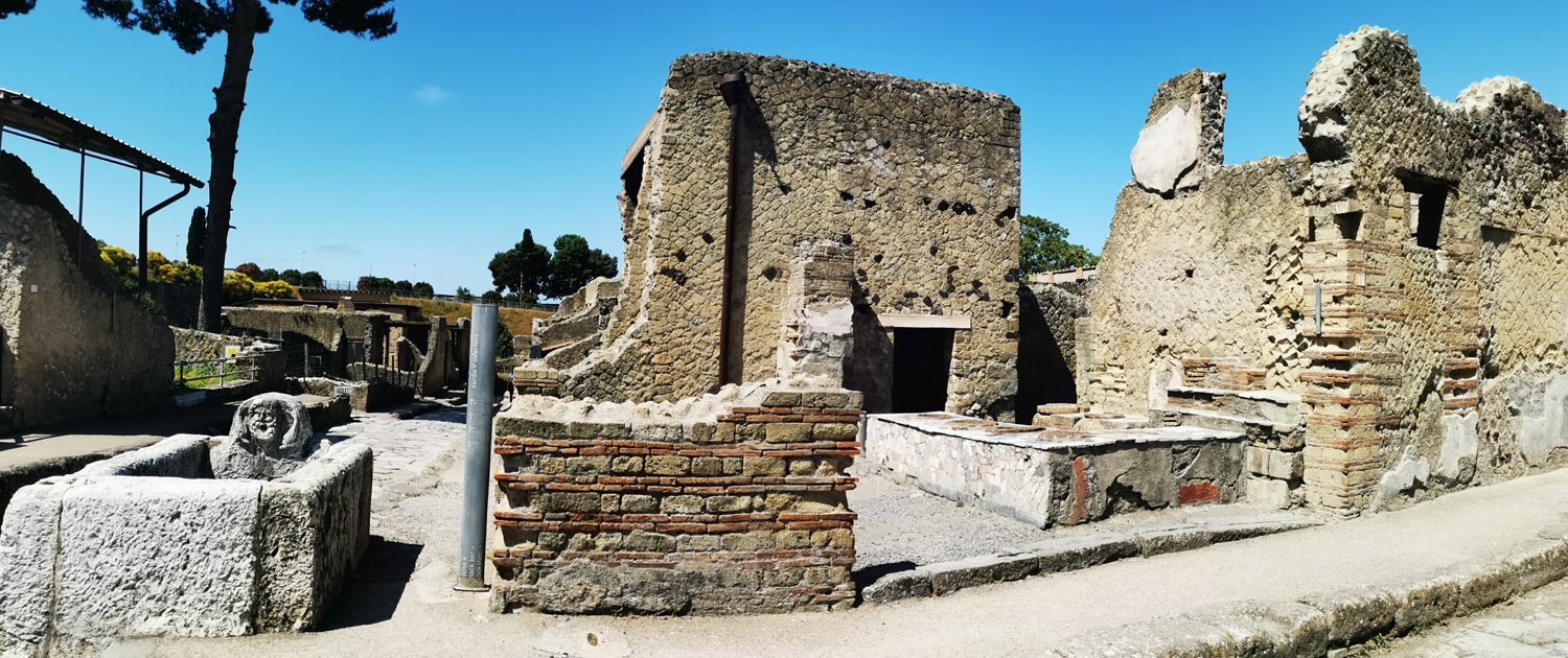 Ercolano con la fontana pubblica del Nettuno Ercolano con fontana del Nettuno e Thermopolium