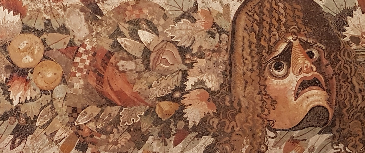 Dettaglio di mosaico con maschera tragica e frutti