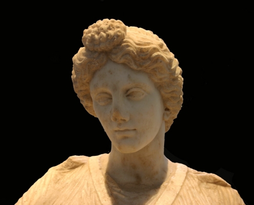 Statua marmorea di Nike proveniente da Oplontis, oggi nell'Antiquarium di Pompei