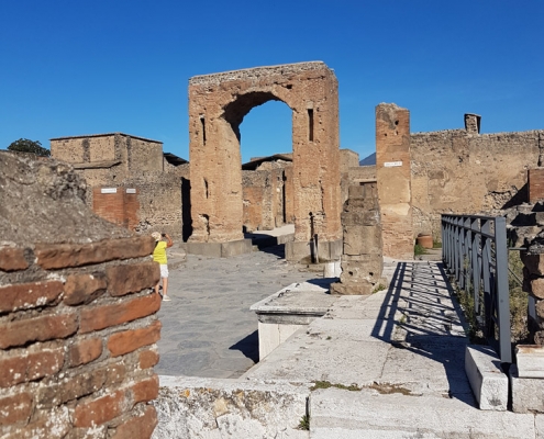 Il cosiddetto "Arco onorario di Caligola" a Pompei