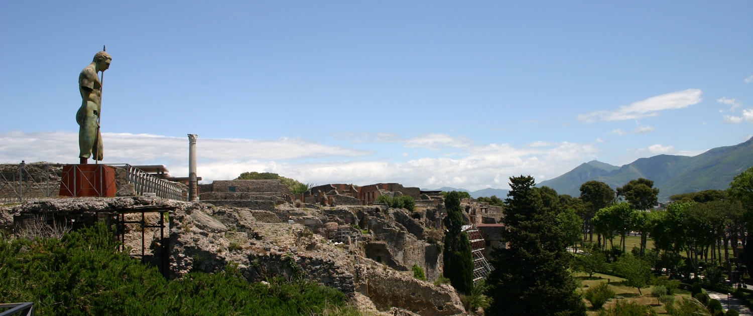 Pompei con statua di Dedalo del pittore polacco Igor Mitoraj (Oederan, 1944 – Parigi, 2014)