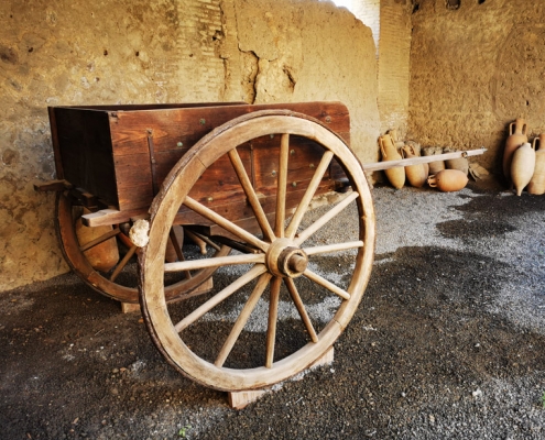 Ricostruzione di un calesse romano con gli elementi originali di ferro attorno alle ruote