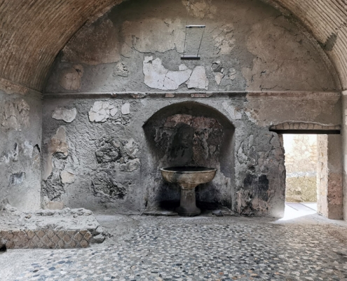 tour pompei ercolano: Apodytherium della Terme Centrali – sezione maschile – ad Ercolano