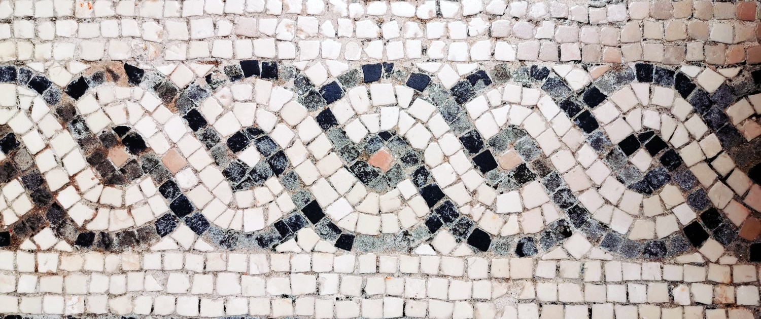 Cornice a mosaico di un pavimento della Casa del Bel Cortile ad Ercolano