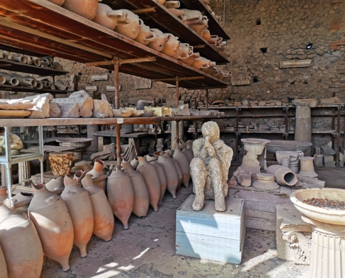 Pompei visita guidata: Horrea del Foro con un calco in gesso e anforacei a Pompei