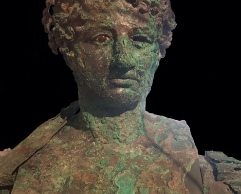 Statua in bronzo di Dioniso da Pompei su cui è evidente il fenomeno del tumore del bronzo