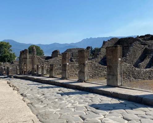 Tour guide pompeii: Nice photo of Via Stabiana in Pompeii, an important "cardo", a type of north-south oriented road in Roman cities.