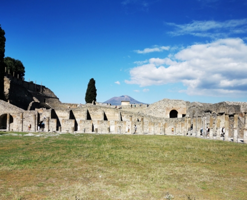 visita guidata pompei e vesuvio: il portico del teatro di Pompei è quadrangolare, circondato da 74 colonne doriche in tufo stuccate, dal terzo inferiore non scanalato.